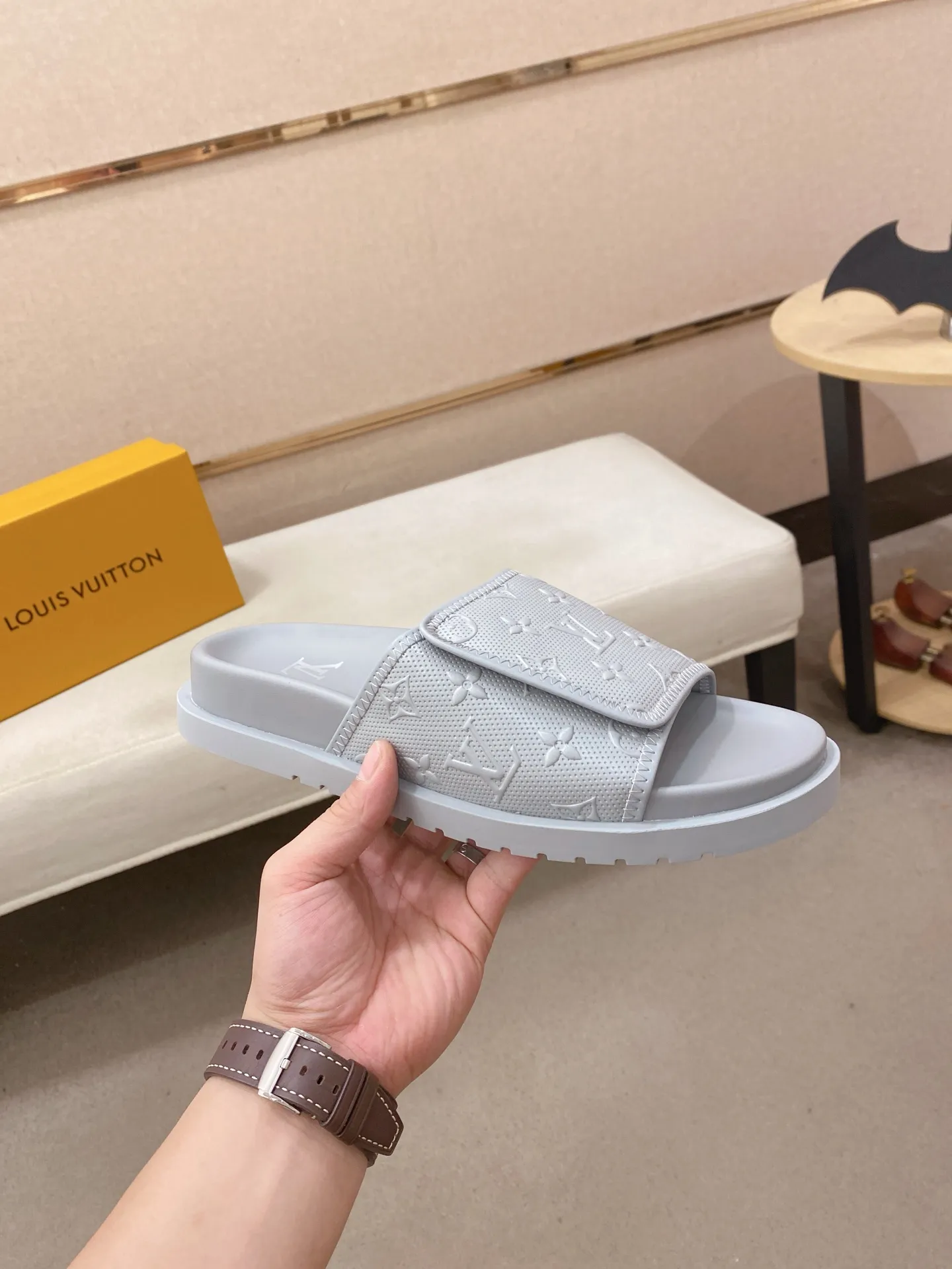 Men's shoes💰: 320💰Made by LV🔍Top purchasing agent, men's spring and summer slippers are available at the same counter. The uppers are made of cowhide imported from Italy, with logo graphics and high-quality craftsmanship. Soles: original soles specially provided by the original factory. Exclusive molded soles are super comfortable. Original goods with single order, 🔍🔍high quality, you can enter and exit the counter at will. Welcome to compare, code number 38-44.